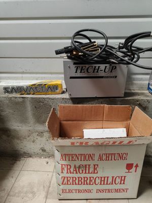 une boîte contenant une paire de ciseaux