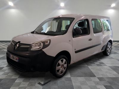 la photo d'une camionnette blanche garée dans une pièce