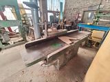 une machine qui découpe un morceau de bois