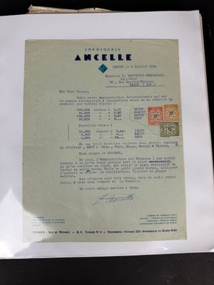 un vieux document sur lequel figure la photo d'une femme