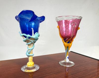deux verres à vin posés l'un à côté de l'autre sur une table