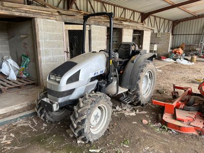 un tracteur garé dans un bâtiment