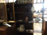 image floue d'une pièce dans laquelle se trouvent une bibliothèque et un téléviseur
