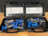 deux mallettes noires contenant des outils, posées sur une table