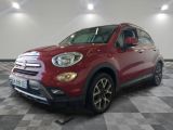 Le SUV Fiat rouge est garé dans une pièce dont le sol est en damier.