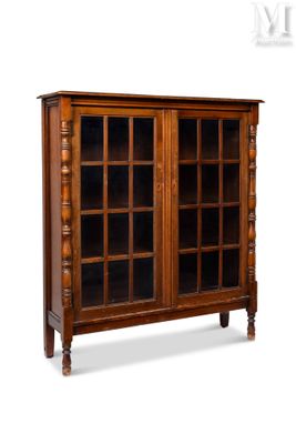 une photo d'une armoire en bois avec des portes vitrées et des tiroirs
