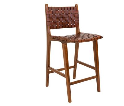 le dossier d'un tabouret de bar en bois avec une assise tressée
