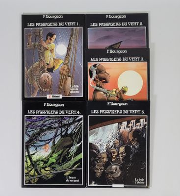 quatre livres posés sur une table avec un fond blanc et un fond blanc