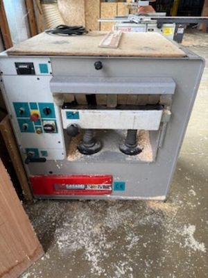 l'image d'une machine installée dans un garage