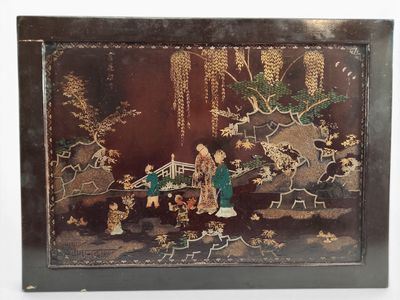 CHINE - XXème siècle Panneau en bois laqué avec famille se p…