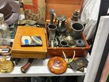 une table sur laquelle sont posés de nombreux objets, dans une pièce
