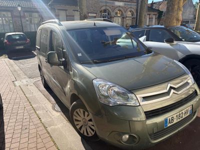 une petite camionnette grise garée sur le bord de la rue