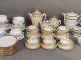 de nombreux types de plats et de tasses sur la table
