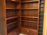 une grande bibliothèque ouverte, dans un coin de la pièce