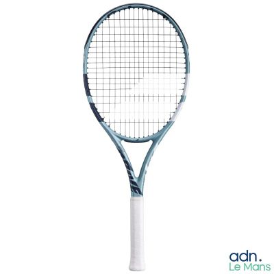 La raquette de tennis est ornée d'un motif bleu et blanc.