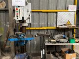 une machine qui se trouve dans un garage