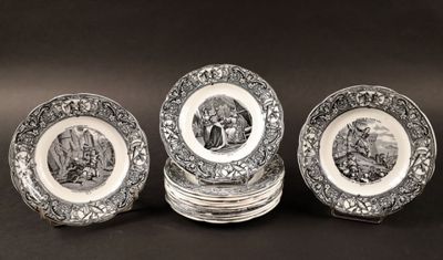 trois assiettes noires et blanches empilées les unes sur les autres sur une table