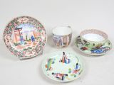 quatre pièces de porcelaine chinoise sur un fond blanc