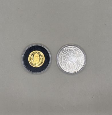 un gros plan d'une pièce de monnaie et d'une pièce sur laquelle figure une image
