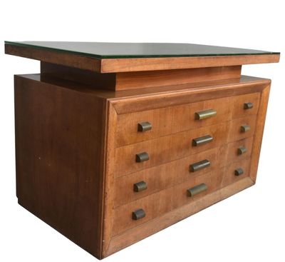 une photo d'une commode en bois avec un plateau en verre