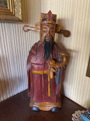 une statue représentant un homme tenant un marteau, posée sur une table