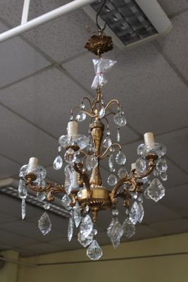 un lustre suspendu au plafond d'une pièce