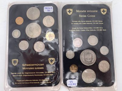 deux paquets de pièces d'argent et de bronze se trouvent dans des sachets en plastique