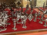 de nombreuses figurines de chevaliers exposées dans une vitrine