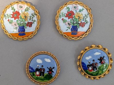 quatre miniatures représentant des fleurs dans un vase posé sur une table