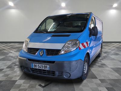 la photo d'une camionnette bleue garée dans un garage