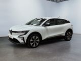 Une voiture blanche est garée dans une pièce blanche au sol noir.