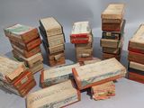 plusieurs livres empilés sur une table