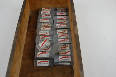 une boîte de cigarettes posée sur une table en bois