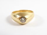 une image montrant un gros plan d'une bague en or sertie d'un diamant