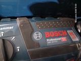 un marteau sans fil Bosch posé sur une table
