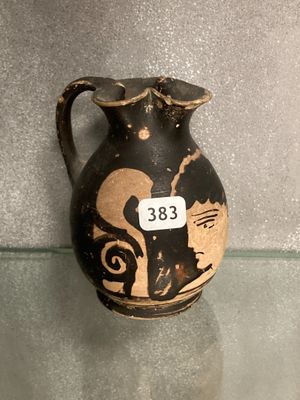 un vase noir et blanc sur lequel figure un numéro
