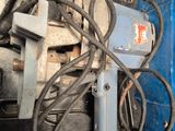 une boîte bleue contenant tout un tas de fils