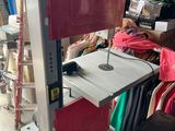 une machine posée sur une table