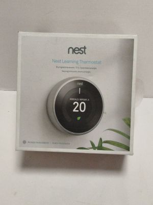 Le thermostat Nest est présenté dans une boîte blanche