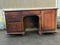 Bureau à caissons en noyer massif mouluré et sculpté ouvrant… (photo 2)
