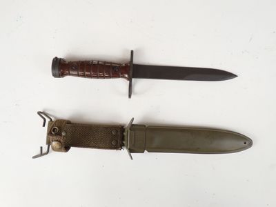 deux types de couteaux différents sur une surface blanche