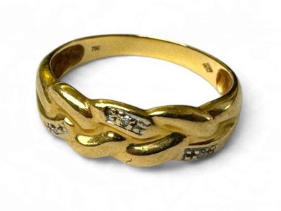 alliance en or jaune sertie de diamants sur fond blanc