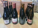 plusieurs bouteilles de vin sont alignées sur un comptoir
