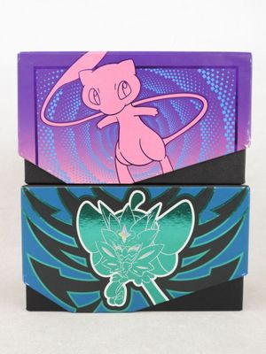 deux boîtes ornées de motifs différents, posées sur une surface blanche