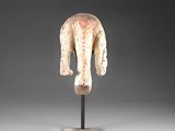 une photo d'une sculpture représentant un torse humain posé sur un socle