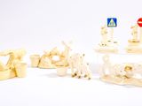 un grand nombre de petites figurines posées sur une table