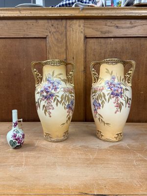 J/ AMPHORA. Paire de vases à anses Art Nouveau en porcelaine…