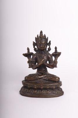 statue en bronze de la déesse hindoue assise sur un lotus