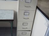 une petite table et un classeur dans une pièce