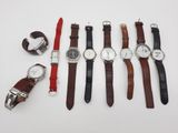 plusieurs types de montres sont alignés sur une surface blanche
